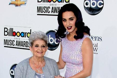 Katy Perry an der Seite ihrer Großmutter Ann Pearl Hudson.