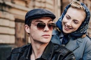 "Unsere wunderbaren Jahre": Ulla Wolf (Elisa Schlott) und Tommy Weidner (David Schütter) machen eine Motorrad-Tour