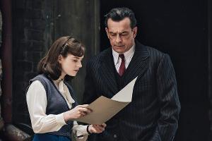 "Unsere wunderbaren Jahre": Eduard (Thomas Sarbacher) und Gundel (Vanessa Loibl) gehen die Unterlagen der Bestellung durch