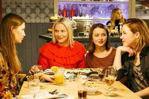 "Alles was zählt": Ina (r.) ist froh, als ihre Freundinnen ihr mit der Renovierung des Imbisswagens helfen