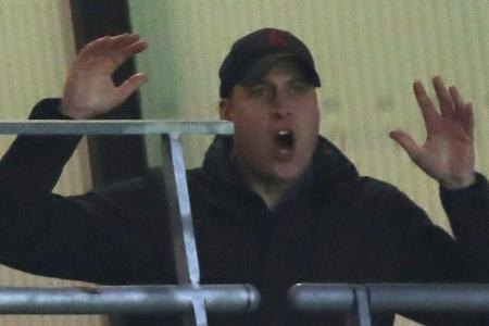 Prinz William leidet live im Fußballstadion mit.