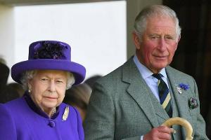 Die Queen mit Prinz Charles bei einem gemeinsamen Auftritt.