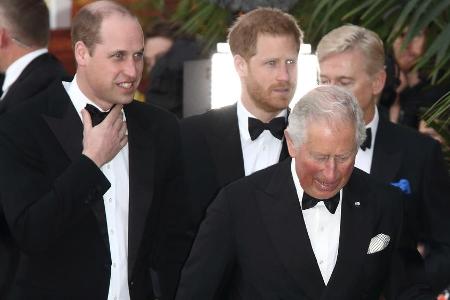Prinz Charles mit seinen Söhnen William und Harry bei einer Veranstaltung
