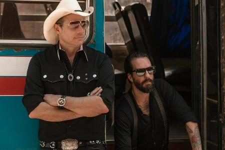 Alec Völkel (r.) und Sascha Vollmer von The BossHoss moderieren 