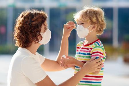 Durch den Mundschutz soll die Ausbreitung des Coronavirus verlangsamt werden.