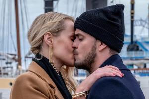 "Notruf Hafenkante - Pokerprinzessin": Kris Freiberg (Marc Barthel) und Lena Marx (Anna Hofbauer) küssen sich.