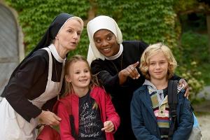 "Um Himmels Willen: Zweiter Frühling": Schwester Agnes (Emanuela von Frankenberg, r.) und Schwester Lela (Denise M'Baye, 2.v...