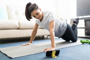 Wer wegen der geschlossenen Fitnessstudios trotzdem trainieren will, kann das mit diesen Apps und Videos tun.