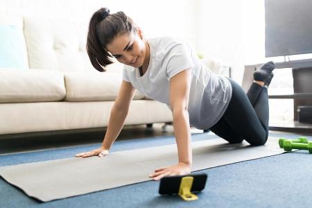 Wer wegen der geschlossenen Fitnessstudios trotzdem trainieren will, kann das mit diesen Apps und Videos tun.