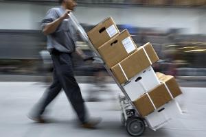 Lagerarbeiter und Paketzusteller dürften in den kommenden Wochen gehörig im Stress sein