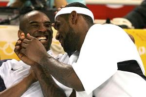 Kobe Bryant (l.) und LeBron James scherzen gemeinsam auf der Auswechselbank während den Olympischen Spielen von Peking