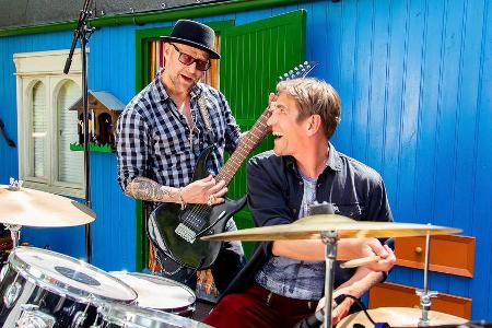 Jürgen Vogel (l.) lässt es mit Fritz Fuchs (Guido Hammesfahr) krachen