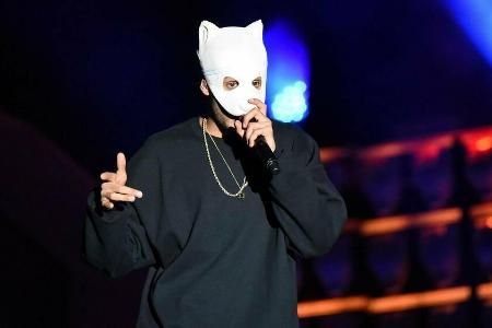 Cro rappt einen seiner Songs live auf der Bühne