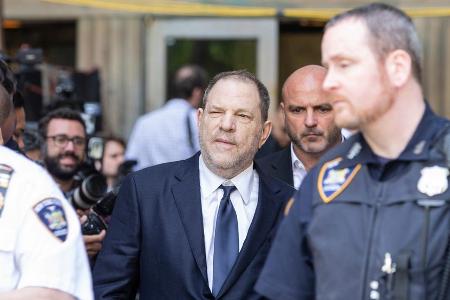 Harvey Weinstein (m.) muss sich vor Gericht verantworten