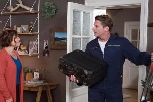 "Rote Rosen": Das Eis zwischen Astrid und Henning bricht, als Henning einen Wasserschaden bei Astrid repariert