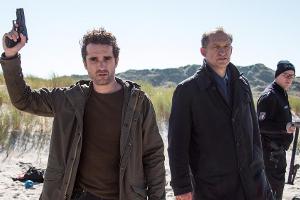 "Nord Nord Mord: Sievers und die tödliche Liebe": Hinnerk Feldmann (Oliver Wnuk, M.) und Carl Sievers (Peter Heinrich Brix, ...