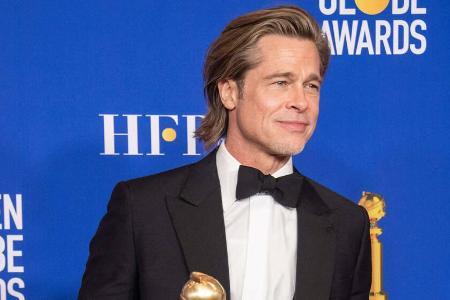 Brad Pitt hält stolz seinen Golden Globe in der Hand