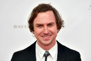 Lars Eidinger auf dem roten Teppich des Deutschen Filmballs