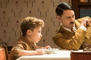 Roman Griffin Davis (Jojo) und Taika Waititi (Adolf) in "Jojo Rabbit"