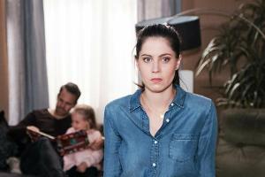 "Unter uns": Sina versucht mit allen Mitteln, die Fassade vor Amelie aufrecht zu erhalten