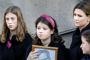 Märtha Louise von Norwegen mit ihren drei Töchtern bei der Trauerfeier für Ari Behn