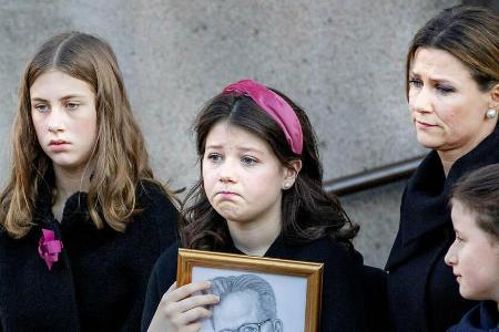 Märtha Louise von Norwegen mit ihren drei Töchtern bei der Trauerfeier für Ari Behn