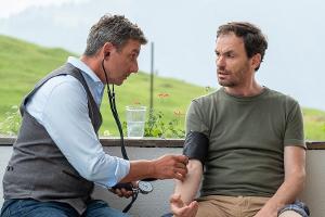 Bernd Tannhofer (Anian Zollner) und Dr. Martin Gruber (Hans Sigl) in "Zwei Wahrheiten"