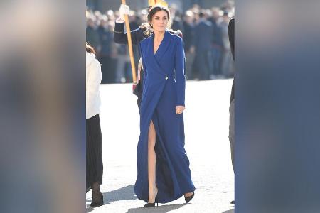 Echter Hingucker: Königin Letizia bei einer Militärparade in Madrid