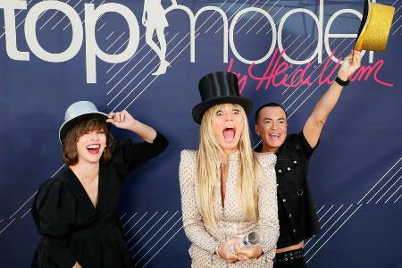Milla Jovovich (v.l.) mit Heidi Klum und Julien Macdonald