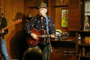 David Olney erlitt einen Herzinfarkt auf der Bühne eines Konzerts in Florida