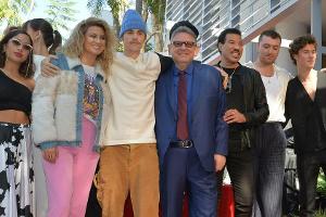 Sir Lucian Grainge wird von den Musik-Stars gefeiert.