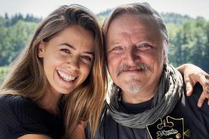 "Nur mit dir zusammen": Juli (Vanessa Mai) braucht die Hilfe ihres Vaters Wim (Axel Prahl)