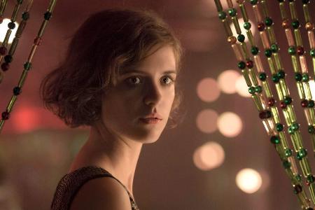 Charlotte Ritter (Liv Lisa Fries) im Moka Efti