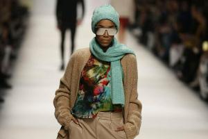 Model der Cashmere-Victim-Show präsentiert Modetrends der Herbst-/Wintersaison 2020/21