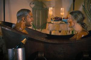 Wioleta darf mit Sebastian Preuss in die Schoko-Wanne.