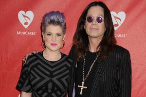 Kelly Osbourne mit ihrem Vater Ozzy auf dem roten Teppich