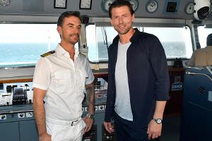 "Das Traumschiff: Kolumbien": Kapitän Max Parger (Florian Silbereisen) und Roman Weidenfeller stehen zusammen auf der Brücke...