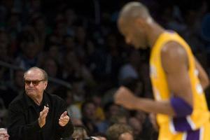 Jack Nicholson applaudiert Kobe Bryant im Jahr 2012.