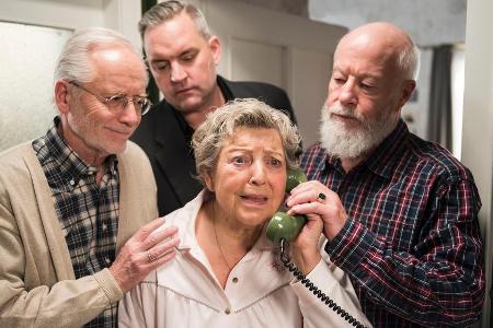 Helga (Marie-Luise Marjan) mit Hans Beimer (Joachim H. Luger, links), Benny Beimer (Christian Kahrmann, Mitte) und Erich Sch...