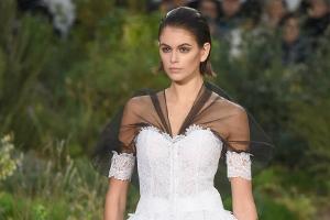 Kaia Gerber läuft in Paris für Chanel