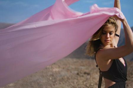 Vanessa Mai tanzt in Fuerteventuras Wüstenlandschaft.