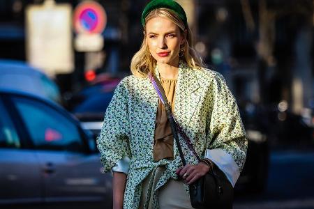 Influencerin Leonie Hanne mit It-Bag auf der Fashion Week in Paris.