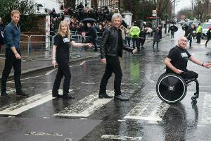 Auf dem berühmten Zebrastreifen der Abbey Road erinnern Prinz Harry und Co. an die Beatles.