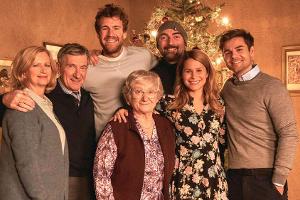 Bastian (Luke Mockridge) und seine Familie erleben ein turbulentes Weihnachtsfest.