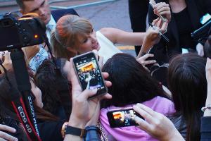 Auf der Suche nach dem perfekten Foto für Instagram: Taylor Swift wird von Fans belagert.
