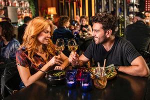 Sunny (Palina Rojinski) und Milo (Elyas M'Barek) verbringen einen turbulenten Date-Abend