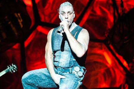 Till Lindemann bei einem Konzert in Moskau