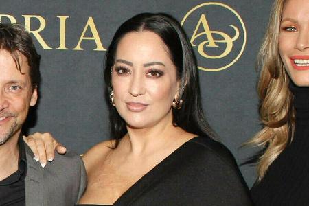 Miyabi Kawai bei der Bond-Party am Samstag in Hamburg - hier posierte sie neben Patrick Bach und Yasmina Filali.