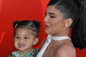 Kylie Jenner mit Töchterchen Stormi auf dem roten Teppich im August 2019.