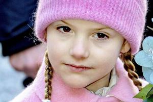 Prinzessin Estelle lässt sich von ihrem gebrochenen Bein nicht den Spaß verderben.